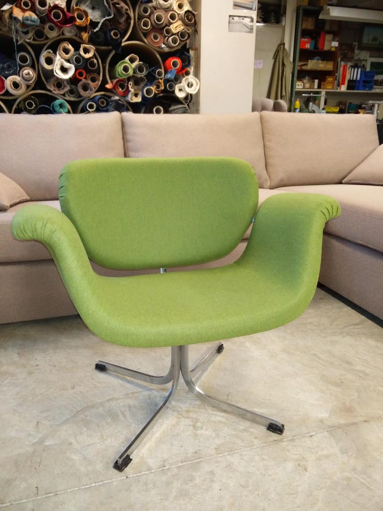 herstoffering Artifort fauteuil in groene wollen stof